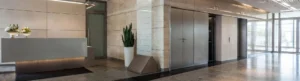Ascensores modernos de acero inoxidable en el vestíbulo del edificio.