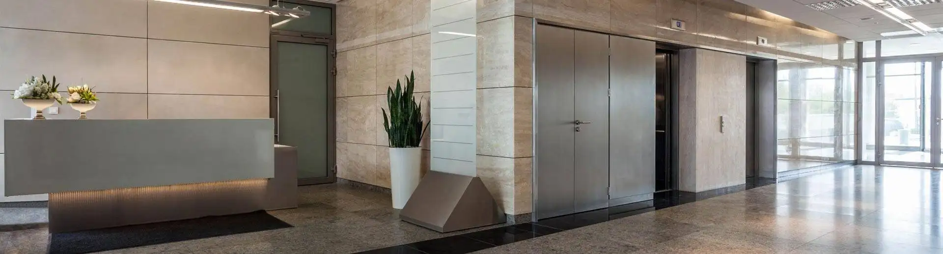 Ascensores modernos de acero inoxidable en el vestíbulo del edificio.